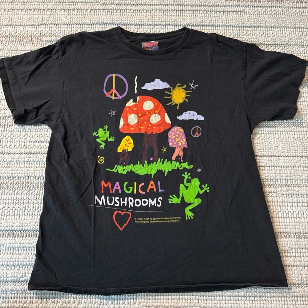 Teen Hearts T-Shirt Unisex XL Black Graphic Magical Mushrooms
